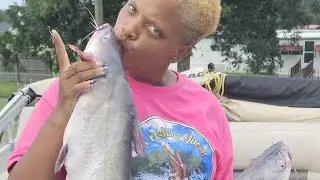 🐟 Louisiana Cast Net Queen! Catching Mullet & Catfish Like a Pro