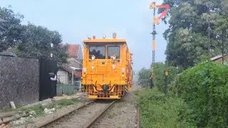 Dapat Momen Kereta Api Pencok Ballast [MTT-PBR] di Petak Stasiun Nagreg 