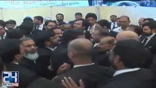 Ruckus in Lahore High Court Bar ahead of lawyers convention on Panamgate verdict