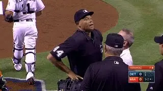 DET@MIA: Umpire remains in game after being hit