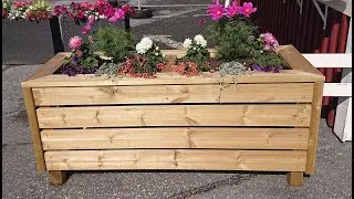 Flower box at the Ferry Terminal in K&ouml;pmanholmen. Bloml&aring;da vid F&auml;rjel&auml;get i K&ouml;pmanholmen.