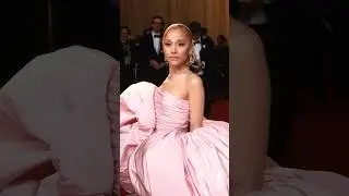 #ArianaGrande is giving Glinda IRL at the glambot. 🫧 #Oscars #shorts
