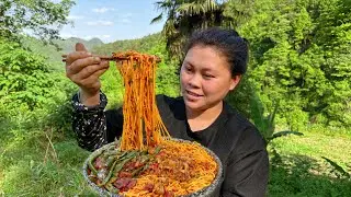 今天干完活做一大碗爆辣凉拌面吃过瘾 Eating delicious cold noodles after farm work today