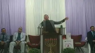 Evangelista Fernando Lima louvando ao Senhor 