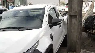 Fiat Strada contra o poste e port&atilde;o de acesso ao estacionamento da Lanchonete Sabi&aacute; em Pato Branco