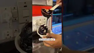 HOT CHOCOLATE FUDGE🤤#viral #streetfood #foodshorts #ytshorts #hotchocolaterecipe #sundae #chocolate