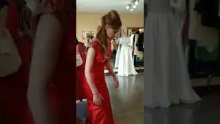 Elvira Mallenco y Merce con su vestido