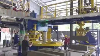 Concrete kerbstone making machine