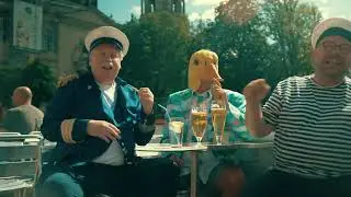 Winken und Trinken - Ingo ohne Flamingo und Klaus und Klaus feiern in Berlin am Hackeschen Markt