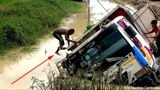 Incredible NEW Combine Landslide Overloaded Dump Truck Failed to Drive Up Hill & Expert Of Recovery