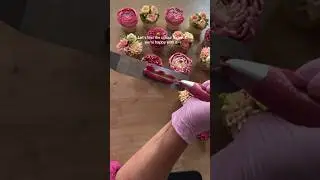 Easy Flower Cupcakes #cupcakedesign #flowercupcakes #cupcakedecorating #buttercreamflowers #cupcake
