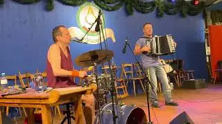 Attwenger - Shakin my brain, Live auf dem Oktoberfest 2022 (Intro: Ain't no sunshine...)