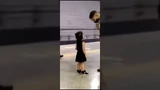 Heart touching | Small Girl touching feet of soldier | Viral Video