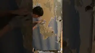 Демонтаж обоев в 3 слоя советских времен😰 #shortvideo #shortsvideo #рек #shots #квартира #ремонт