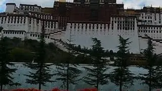 【成都自驾西藏】 以前提起西藏总是向往拉萨，但这一次拉萨只是起点。一早打卡完布达拉宫就开始西藏小环线之旅了，第一站便是羊湖，上一次走的常规路线，本次走南线环湖，先去日托寺。#西藏 #旅行