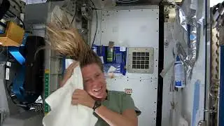 Karen Nyberg Shows How You Wash Hair in Space
