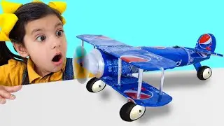 ¡Aventuras de Eric y Ellie en su VEHÍCULOS DE JUGUETES y APRENDER LECCIONES PARA NIÑOS!