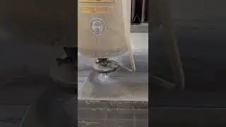 D&eacute;coupe d'une plaque en titane au jet d'eau charg&eacute;e #shorts #sparking