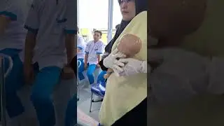 Praktek memandikan bayi dosen bunda yetii👍🥰