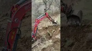Mini bager wn probijanje puta Padine. work in mont