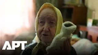 Пожилые жители Киева борются с сильным морозом после российских ударов по электроснабжению и отоп...
