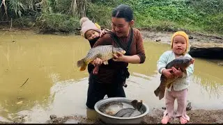 Catching giant fish by hand with my little daughter | Life of a single mother