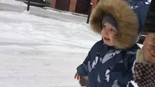 Как малыш первый раз видит снег и сугробы. As a kid sees snow and snowdrifts for the first time.