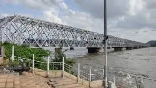 Indian Railways: Dangerous Railway Bridge Vijayawada Junction - Huge Water Inflow - Train Running