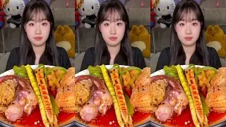 Immersive eating of crispy red oil vegetables