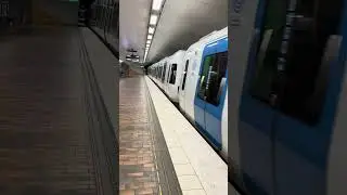 R&ouml;d linje mot Ropsten anl&auml;nder till G&auml;rdet.#tunnelbanan #subway #metro #stockholm