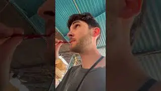 Probando chilis en el mayor mercado de especias de Delhi 🇮🇳
