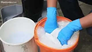Pulveriza&ccedil;&atilde;o de inseticidas ou fungicidas apontando o pulverizador costal lateralmente