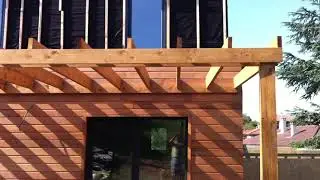 Casa din lemn cu acoperis drept si lambriu la exterior