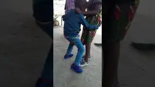 O menino a tarrachar mas que a menina