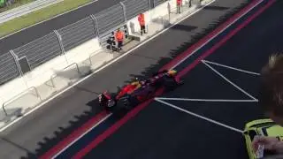 Max Verstappen rijd door de pitstraat op Zandvoort met de RB8