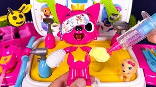 Pinkfong Was Stung In The Eye By a Bee 💉Pinkfong visits Doctor🚑 Ambulance Playset ASMR | Review Toys