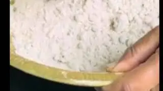 বৰা চাউলৰ গুৰি ৰৈ গৈছে নেকি?আঠা নোহোৱা হৈছে নেকি।আহক তেতিয়া হলে এই পিঠা টো বনাওক আৰু জুতি লওক