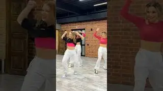Поли и команда репетируют танец Брат