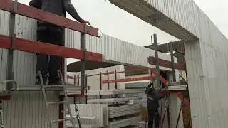 👷&zwj;♂️Mise en place d'un linteau de 5m en bloc coffrant Euromac2🇫🇷 #shorts #construction #architecture
