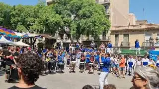 Marinades de gralles i tabalers amb els m&uacute;sics, Geganters, Bastoners de Gr&agrave;cia, pla&ccedil;a de la Vila