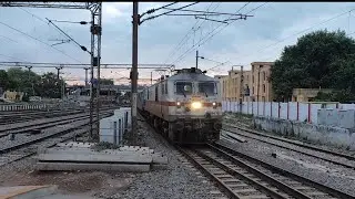22103 Mumbai Ayodhya superfast express crossing mirzapur railway station#indiantrain​#railwaystation
