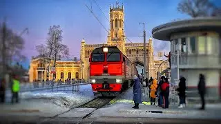 Тепловоз 2ТЭ116У-0118 с вагонами контейнеровозами проезжает станцию Новый Петергоф