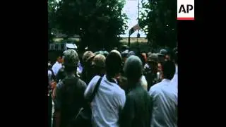 SYND 24-8-71 PRISONERS ESCAPE AND COMMIT SUICIDE ON A BUS