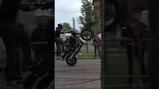 Chris Lietsch. Erstmals wurde eine atemberaubende Stuntshow auf einer Harley Davidson pr&auml;sentiert