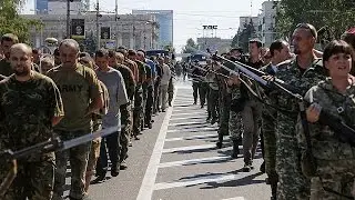 Unabh&auml;ngigkeitstag: Separatisten in der Ostukraine lassen Gefangene aufmarschieren