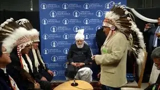 Leader of Ahmadis Qadiani Mirza Masroor Ahmad with canadians Tribe and caliphincanada news