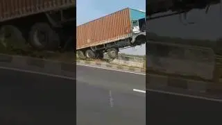 Ahmedabad express 😱 Highway #shorts#omg 😱 container vehicle accident 😱😥 in Ahmedabad e