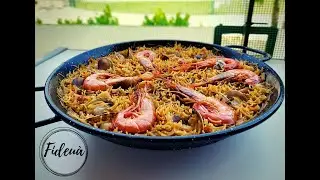 Fideuà con gambas y almejas