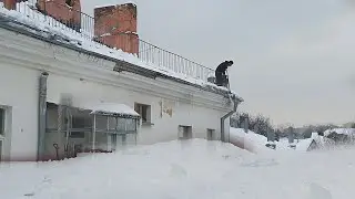 МОСКВА ПОКРЫТА СНЕГОМ / Опасная уборка по-русски