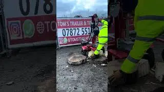 26T log splitter action 🪵 splitting big logs 🔥 #logsplitterhire #logsplitter #tomstoolhireuk